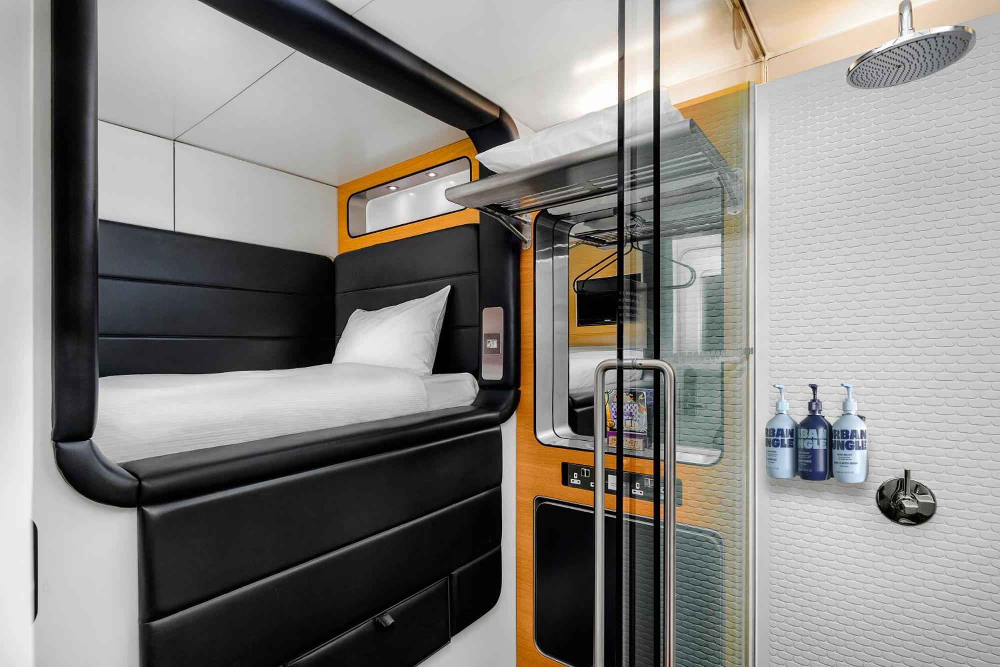 Yotelair London Gatwick Airport ฮอร์เลย์ ภายนอก รูปภาพ