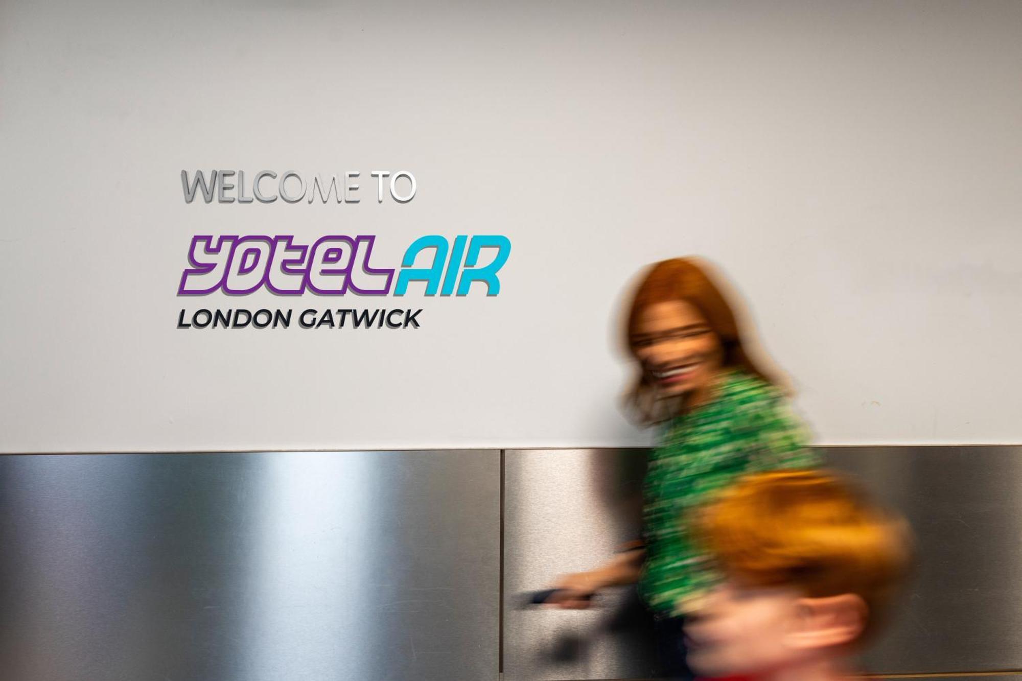 Yotelair London Gatwick Airport ฮอร์เลย์ ภายนอก รูปภาพ
